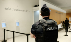 Un policier devant une salle d'audience au palais de justice de Paris, avant le procès d'un animateur d'une école parisienne poursuivi pour agressions sexuelles sur mineurs, le 5 mai 2026 ( AFP / Kenzo TRIBOUILLARD )
