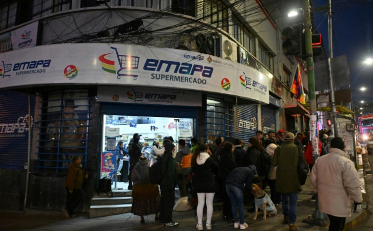 Des habitants font la queue tôt le matin devant un supermarché Emapa à prix réduits, le 11 juin 2025 à La Paz, en bolivie ( AFP / AIZAR RALDES )