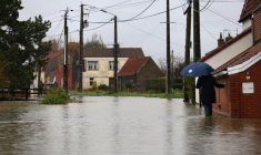 Une femme marche dans une rue inondée du Doulac, dans le nord de la France