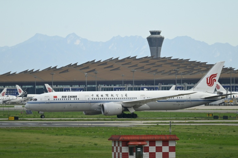 Un Boeing 787-9 Dreamliner d'Air China à l'aéroport de Pékin, le 6 juillet 2025 ( AFP / WANG Zhao )
