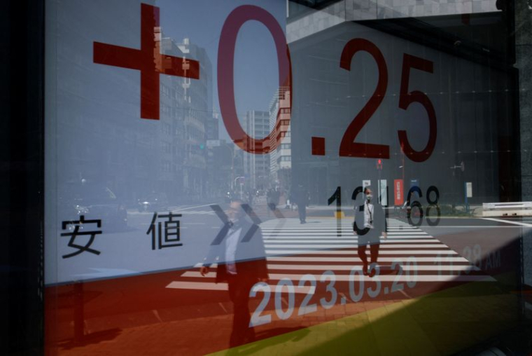 Un tableau électronique montrant la Nikkei du Japon à Tokyo