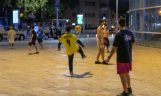Des Israéliens jouent au football, le 7 mars 2026 à Tel-Aviv ( AFP / Ilia YEFIMOVICH )