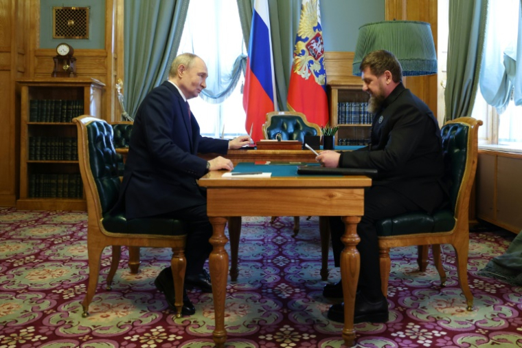 Cette photographie distribuée par l'agence d'Etat russe Sputnik montre le président russe Vladimir Poutine rencontrant le responsable tchétchène Ramzan Kadyrov au Kremlin à Moscou le 7 mai 2025. ( POOL / Alexander KAZAKOV )