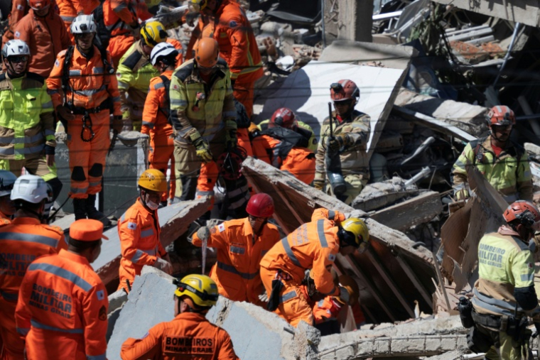 Les secours sur le site de l'effondrement d'une maison de retraite à Belo Horizonte, au Brésil, le 5 mars 2026 ( AFP / DOUGLAS MAGNO )