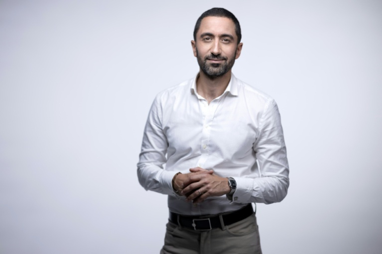 Le médecin et animateur Jimmy Mohamed dans le studio de l'AFP à Paris, le 5 septembre 2024 ( AFP / JOEL SAGET )