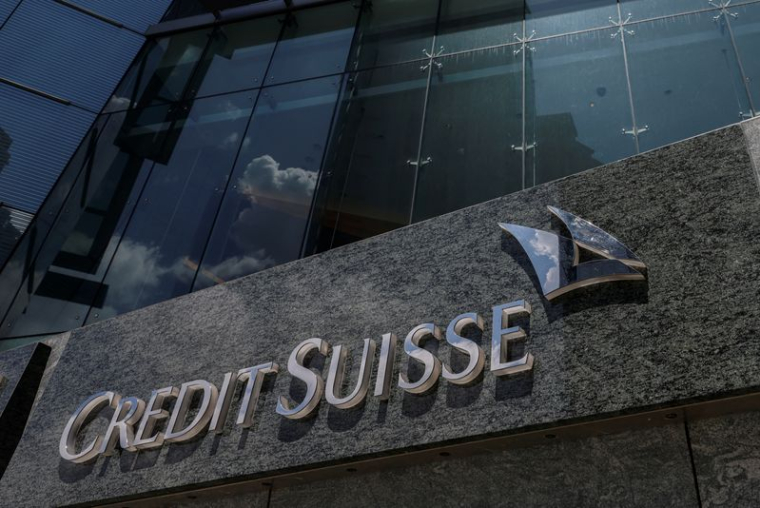 Le logo de Credit Suisse à l'extérieur d'un immeuble à Hong Kong