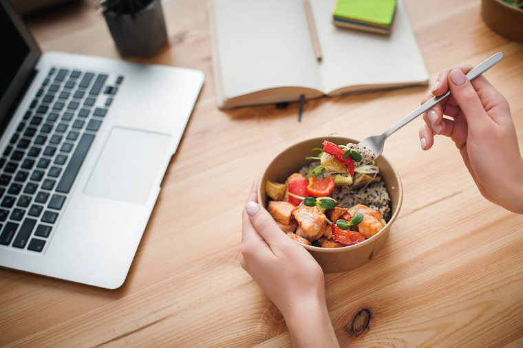 On peut à présent déjeuner au bureau - iStock-MarinaLitvinova