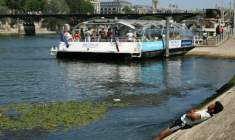 Un homme se rafraîchit sur une berge de la Seine, à Paris, alors qu'une vague de chaleur frappe la France, le 19 juin 2025 ( AFP / Thomas SAMSON )