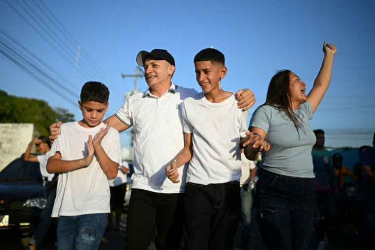 Reinardo Morillo retrouve ses enfants chez lui à San Fernando de Apure, dans l'ouest du Venezuela, le 26 février 2026, après sa libération en vertu de la loi d'amnistie ( AFP / Federico PARRA )