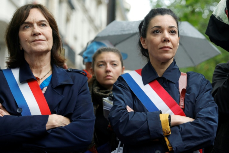 La sénatrice socialiste Laurence Rossignol (G) participe le 29 mai 2024 à Paris à une manifestation contre les violences sexistes et sexuelles dans le secteur de la santé, au côté de l'Insoumise Sophia Chikirou ( AFP / Geoffroy VAN DER HASSELT )