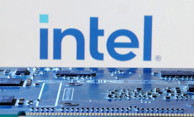 Le logo d'Intel à côté d'une carte mère d'ordinateur