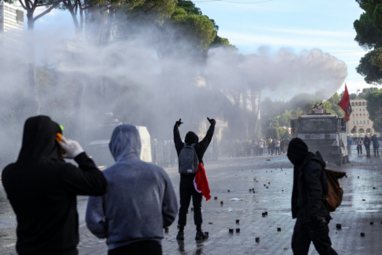 Heurts entre policiers et manifestants qui dénoncent mauvaises conditions d'études, la corruption et exigent la démission du Premier ministre albanais Edi Rama, le 24 octobre 2026 à Tirana ( AFP / Adnan Beci )