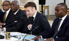 Remise du rapport de la commission mixte franco-camerounaise au Palais de l'Elysée à Paris