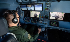 Un militaire français dans un A330 MRTT, dans l'espace aérien grec, le 4 octobre 2024. ( AFP / CLEMENT MAHOUDEAU )