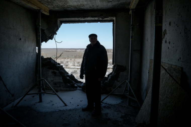 Grygoriï Gladysh, 79 ans, dernier résident d'un immeuble de Kharkiv endommagé par des frappes russes depuis le début de la guerre en Ukraine, le 27 février 2026 ( AFP / Ivan SAMOILOV )