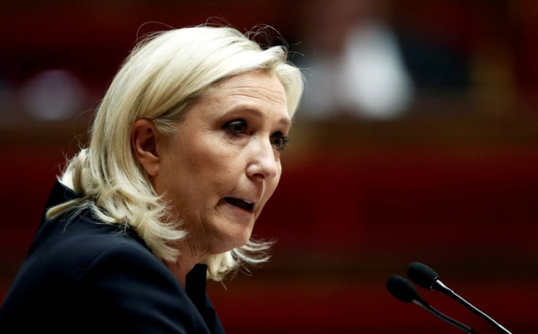 LE PEN RÉAFFIRME SON SOUTIEN AUX MILITAIRES DÉNONÇANT UN "DÉLITEMENT" DE LA FRANCE