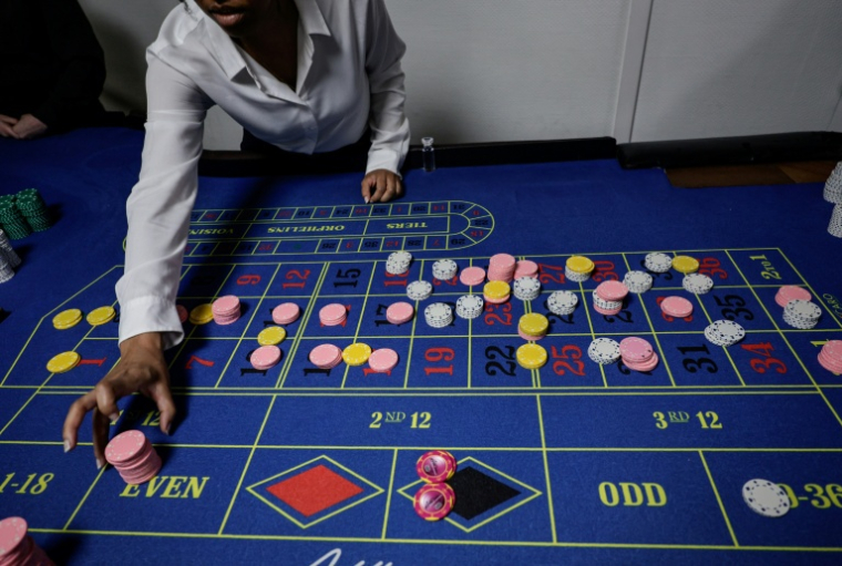 Une apprentie croupier lors d'une session d'entraînement à l'école "All'In Casino Experts" à Saint-Cloud, le 26 mars 2026 ( AFP / STEPHANE DE SAKUTIN )