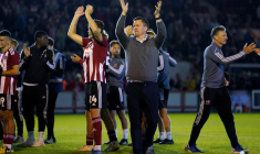 Un entraîneur explique qu’il prend des cartons rouges à cause de son accent écossais