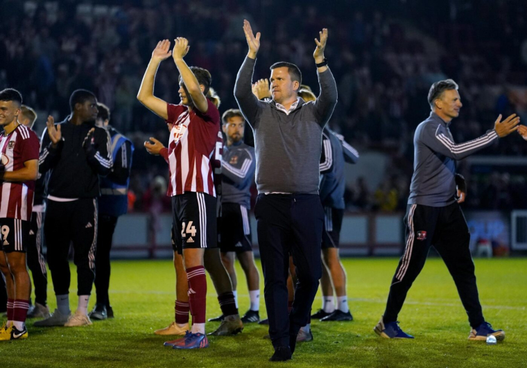 Un entraîneur explique qu’il prend des cartons rouges à cause de son accent écossais