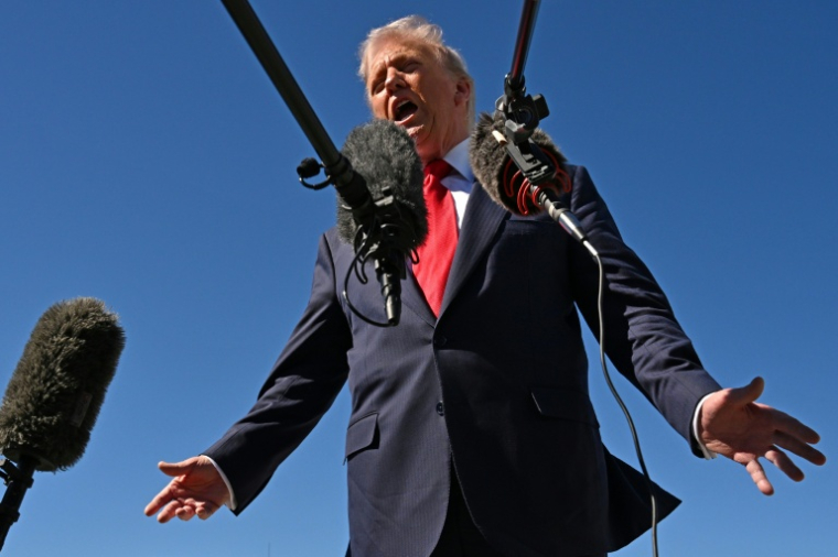 Le président Donald Trump face à la presse à l'aéroport international de Palm Beach, en Floride,  le 31 octobre 2025 ( AFP / ROBERTO SCHMIDT )