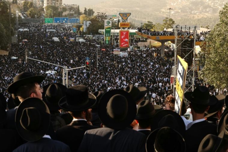 Des juifs ultra-orthodoxes se rassemblent dans la rue à Jérusalem, le 30 octobre 2025, pour protester contre la conscription, dont ils sont exemptés ( AFP / Fadel SENNA )