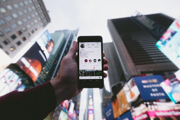 Trouver votre logement sur Instagram, c’est possible! (Credit Photo: Jakob Owens - Unsplash)