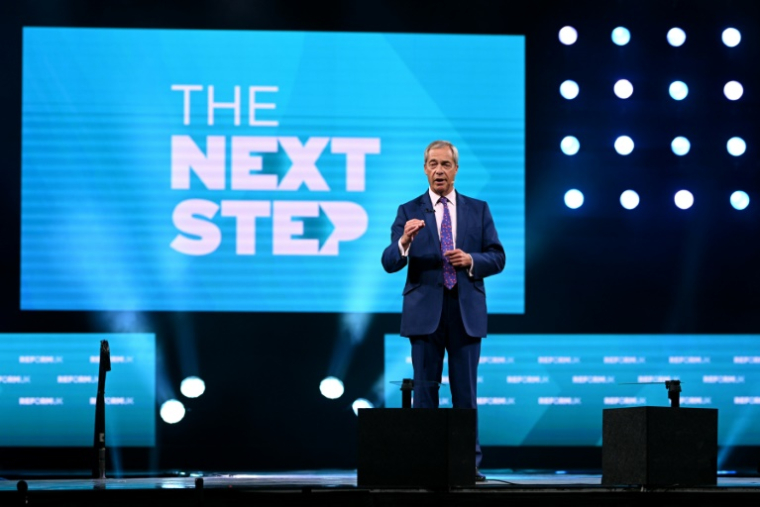 Le chef du parti Reform UK, Nigel Farage, prononce son discours de clôture à l'issue de la deuxième et dernière journée de la conférence du parti à Birmingham, dans le centre de l'Angleterre, le 6 septembre 2025 ( AFP / Oli SCARFF )