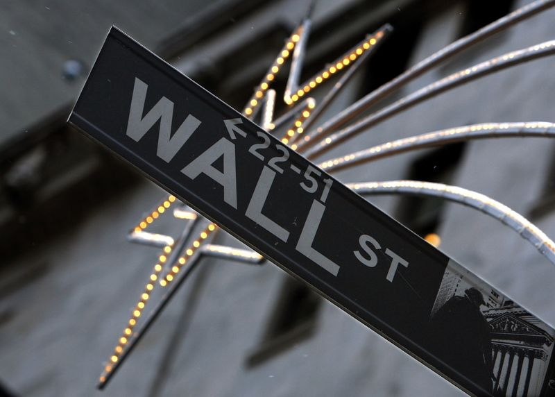On aperçoit un panneau de signalisation sur Wall Street, devant la Bourse de New York