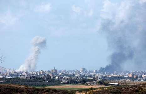 La fumée monte à Gaza après des frappes israéliennes