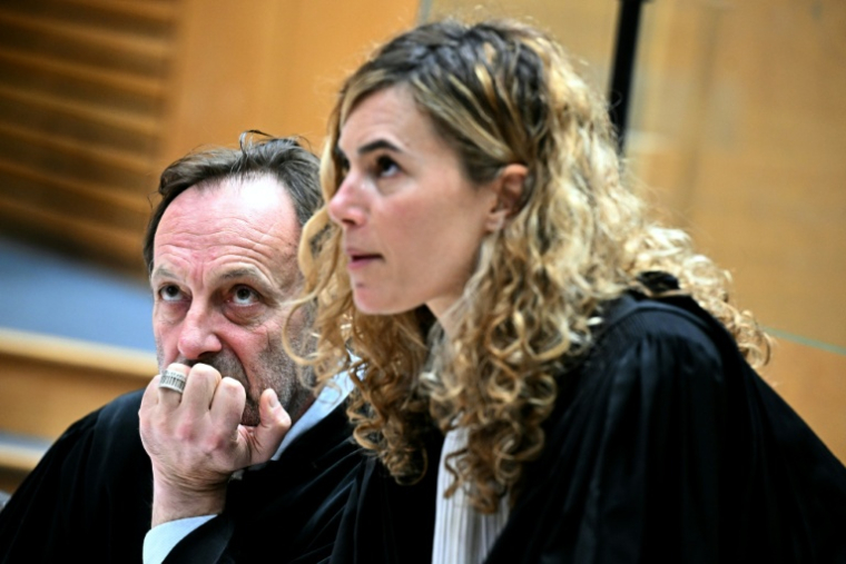 Les avocats de Cédric Jubillar, Alexandre Martin (g) et Emmanuelle Franck, au procès de leur client pour le meurtre de son épouse, le 6 octobre 2025 à la cour d'assises du Tarn, à Albi ( AFP / Lionel BONAVENTURE )
