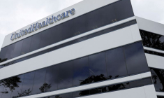 Le logo de UnitedHealthcare, l'unité d'assurance du groupe UnitedHealth, apparaît sur le côté de l'un de ses immeubles de bureaux, à Santa Ana.
