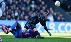 25 points de suture à l'oreille pour Mateta