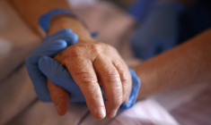 Maintes fois reportée, la réforme de la fin de vie revient mardi au Parlement avec l'examen au Sénat d'une proposition de loi créant un droit à l'aide à mourir ( AFP / Pascal POCHARD-CASABIANCA )