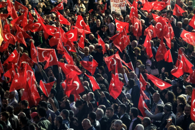 SDes partisans du Parti républicain du peuple (CHP) rassemblés devant le siège du parti à Ankara, le 22 mai 2026 en Turquie ( AFP / ADEM ALTAN )