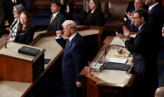 Le président américain Donald Trump, le vice-président JD Vance et le président de la Chambre des représentants Mike Johnson assistent à une session conjointe du Congrès, dans la Chambre des représentants du Capitole des États-Unis à Washington