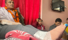 Kabir Maharjan, survivant des inondations au Népal, qui a été secouru dans le tunnel d'une installation hydroélectrique, participe à un entretien avec l'AFP à son domicile de Kirtipur le 25 septembre 2026, après avoir été autorisé à quitter l’hôpital. ( AFP / ANUP OJHA )