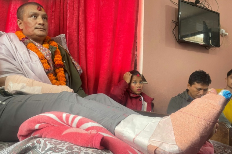 Kabir Maharjan, survivant des inondations au Népal, qui a été secouru dans le tunnel d'une installation hydroélectrique, participe à un entretien avec l'AFP à son domicile de Kirtipur le 25 septembre 2026, après avoir été autorisé à quitter l’hôpital. ( AFP / ANUP OJHA )