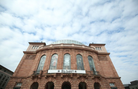 Une banderole avec le slogan "see you soon" est visible au Théâtre municipal à Mayence