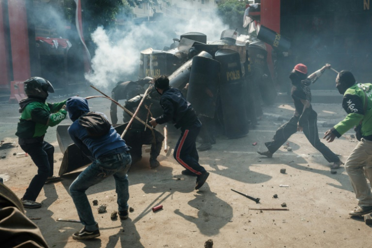 Affrontements entre policiers et manifestants, le 29 août 2025 à Jakarta, en Indonésie, après la mort d'un chauffeur de taxi-moto, écrasé par un véhicule des forces de l'ordre ( AFP / YASUYOSHI CHIBA )