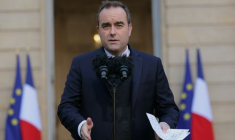 Le Premier ministre Sébastien Lecornu s'exprime dans la cour de l'hôtel Matignon le 24 novembre 2025 à Paris ( POOL / Thomas SAMSON )