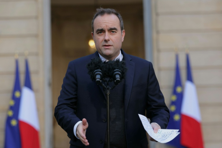 Le Premier ministre Sébastien Lecornu s'exprime dans la cour de l'hôtel Matignon le 24 novembre 2025 à Paris ( POOL / Thomas SAMSON )