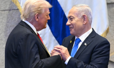 Le président américain Donald Trump (g.) échange avec le Premier ministre israélien Benjamin Netanyahu, le 13 octobre 2025 à Jérusalem ( POOL / SAUL LOEB )