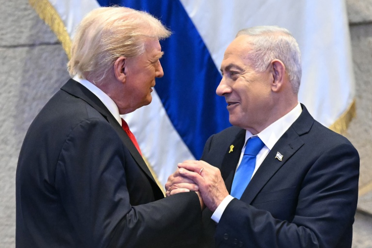 Le président américain Donald Trump (g.) échange avec le Premier ministre israélien Benjamin Netanyahu, le 13 octobre 2025 à Jérusalem ( POOL / SAUL LOEB )
