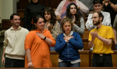 Florencia Salgueiro, militante pour l'euthanasie en Uruguay, et sa mère Rosana Rubio saluent l'approbation de la loi au Parlement de Montevideo, le 15 octobre 2025. ( AFP / Santiago Mazzarovich )