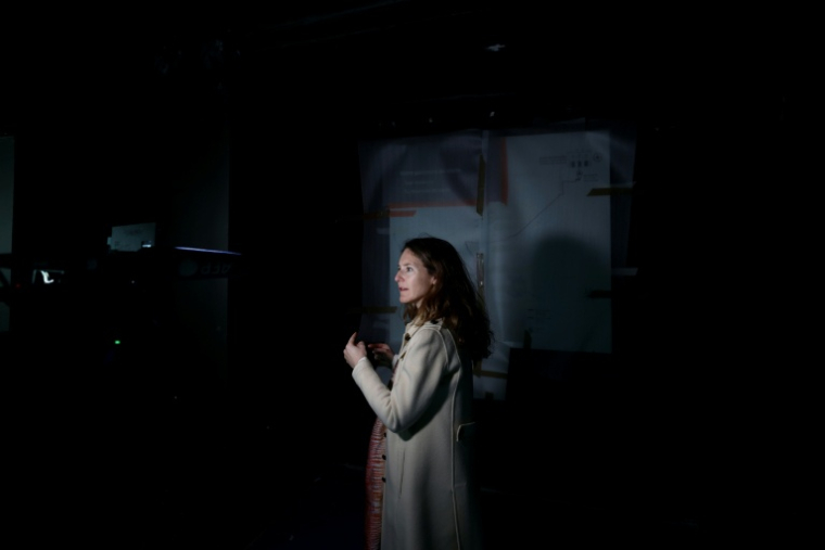 L'architecte Camille Guérémy, lors d'un entretien avec l'AFP pendant la visite des travaux de restauration des Catacombes de Paris, le 24 mars 2026 ( AFP / Kenzo TRIBOUILLARD )