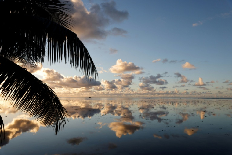 Le coucher du soleil à Moorea, en Polynésie française, le 23 juin 2021 ( AFP / Ludovic MARIN )