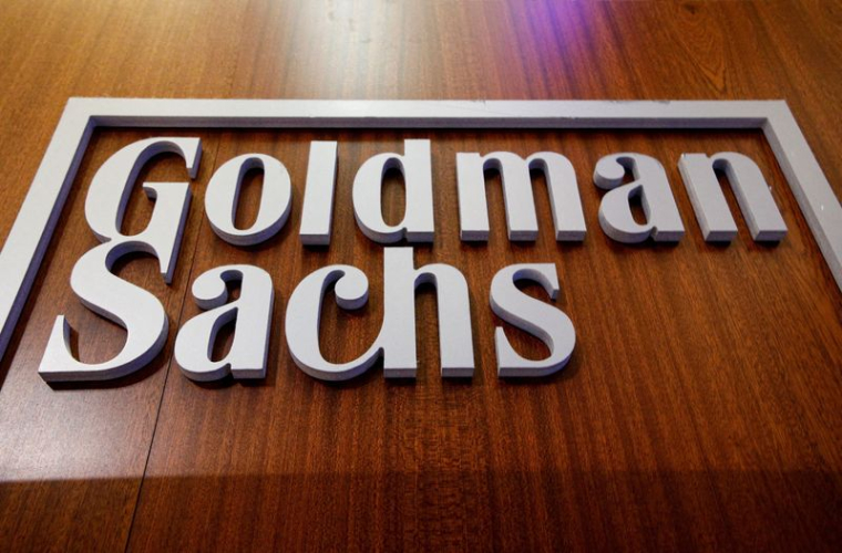 Le logo de la société Goldman Sachs est visible sur le parquet de la Bourse de New York