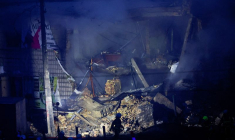 Un sauveteur sur le site d'une frappe de missile russe à Kyiv