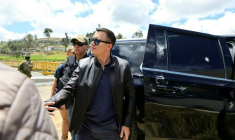 Photo diffusée par la présidence équatorienne montrant le président équatorien Daniel Noboa devant un véhicule de son cortège qui a subi une attaque de manifestants à Cañar, en Equateur, le 7 octobre 2025 ( Ecuadorian Presidency / Handout )