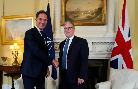 Le Premier ministre britannique Keir Starmer (d) et le secrétaire général de l'Otan, Mark Rutte lors d'une rencontre au 10 Downing Street, le 9 juin 2025 à Londres ( POOL / Jordan Pettitt )